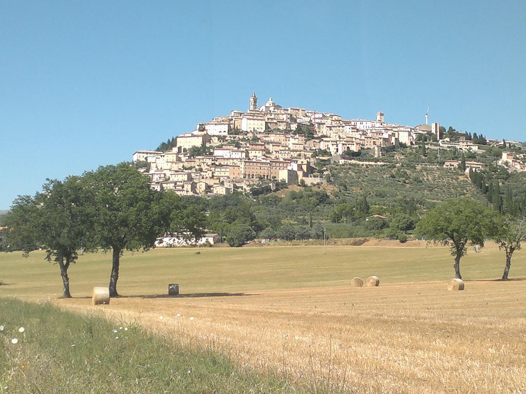 Hotel Il Borgo Dell'Ulivo Trevi Esterno foto